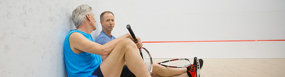 Männer in Sportpause reden