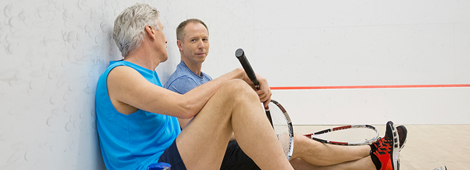 Männer reden in Pause beim Sport